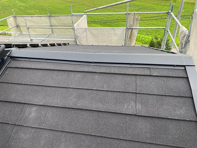 スレート屋根から横暖ルーフを使った屋根カバー工事を行いました！川口市屋根カバー工事　横暖ルーフαｓ　ニチハ　センタールーフ　スレートボロボロ　ガルバリウム鋼板　